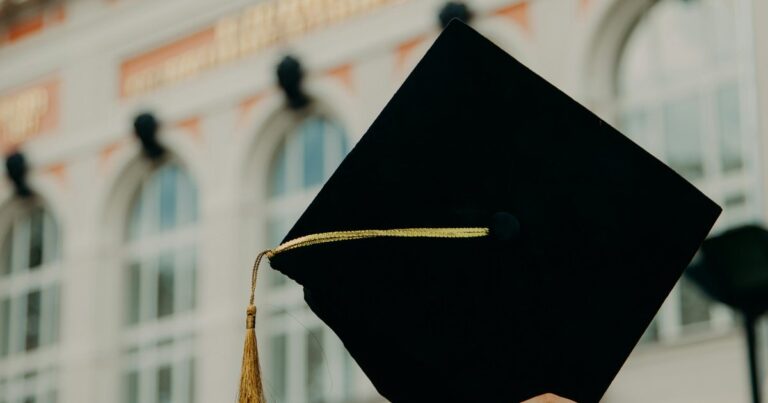 111 frases de formatura para convite emocionante
