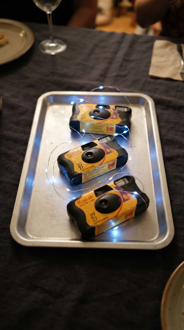 A bandeja prateada com câmeras descartáveis retroiluminadas por mini LEDs azuis